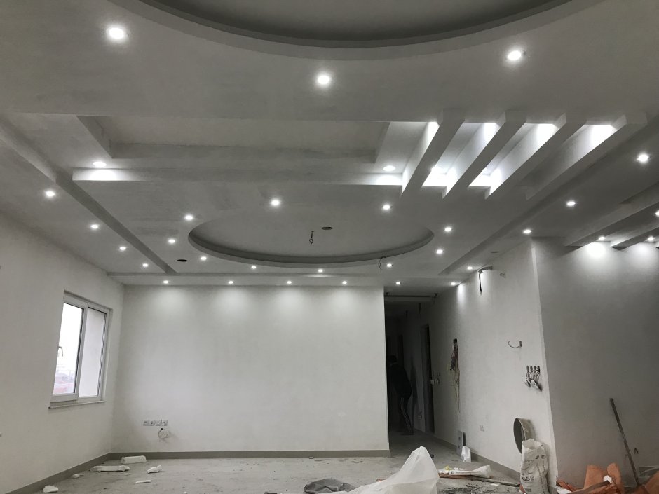 Потолок в холле с лестницей