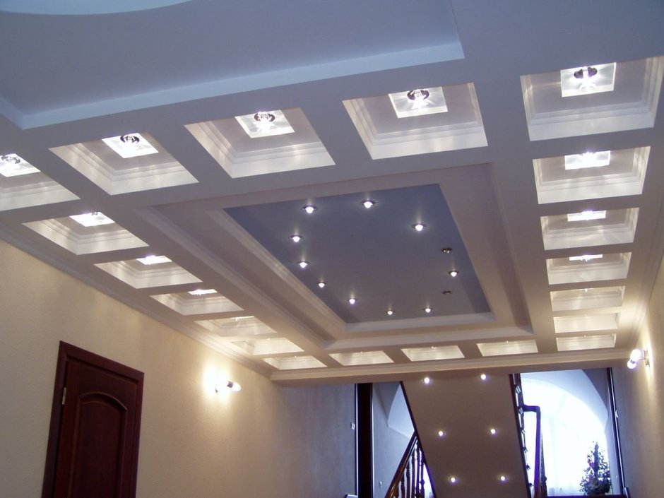 Потолок из гипсокартона холл