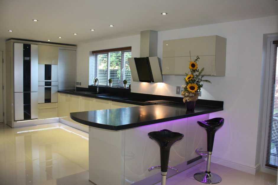 Кухни с барной стойкой
