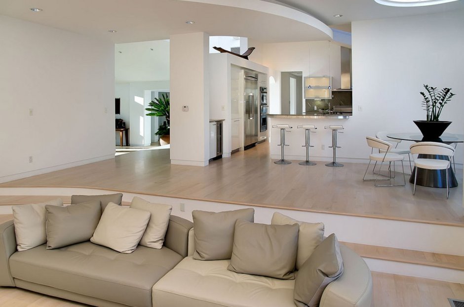 Разноуровневый пол в интерьере гостиной