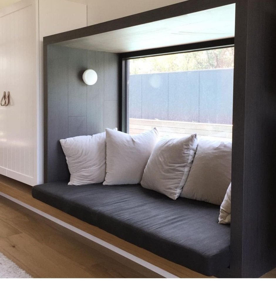 Подоконник диван