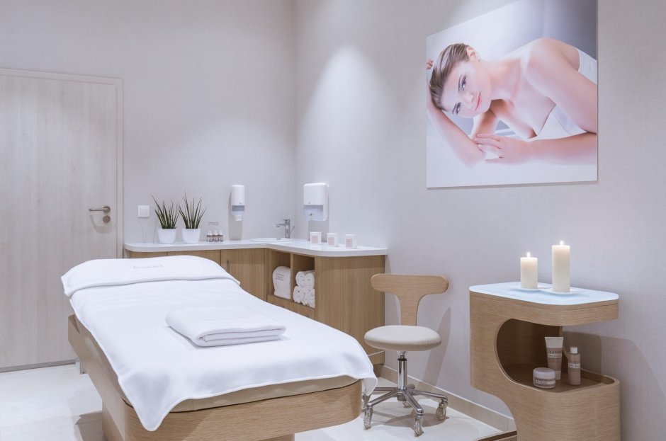 Кабинет косметолога в светлых тонах