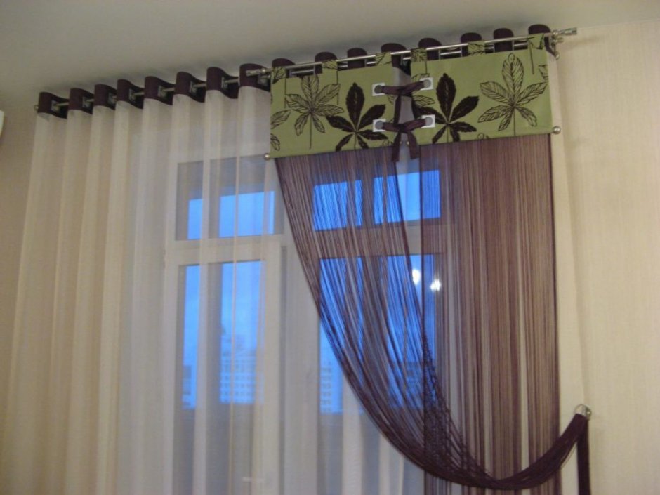 Золотой карниз для штор в интерьере