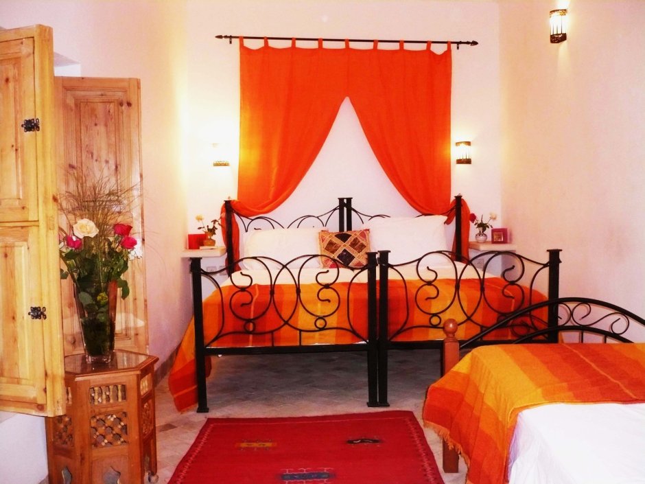 Светло оранжевая спальня
