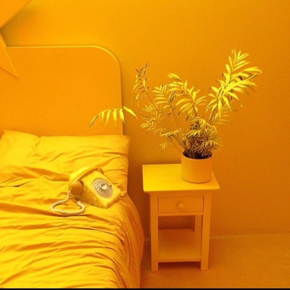 Спальня с оранжевыми акцентами