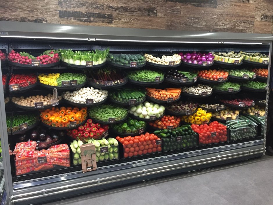 Красивая выкладка овощей и фруктов на витрину