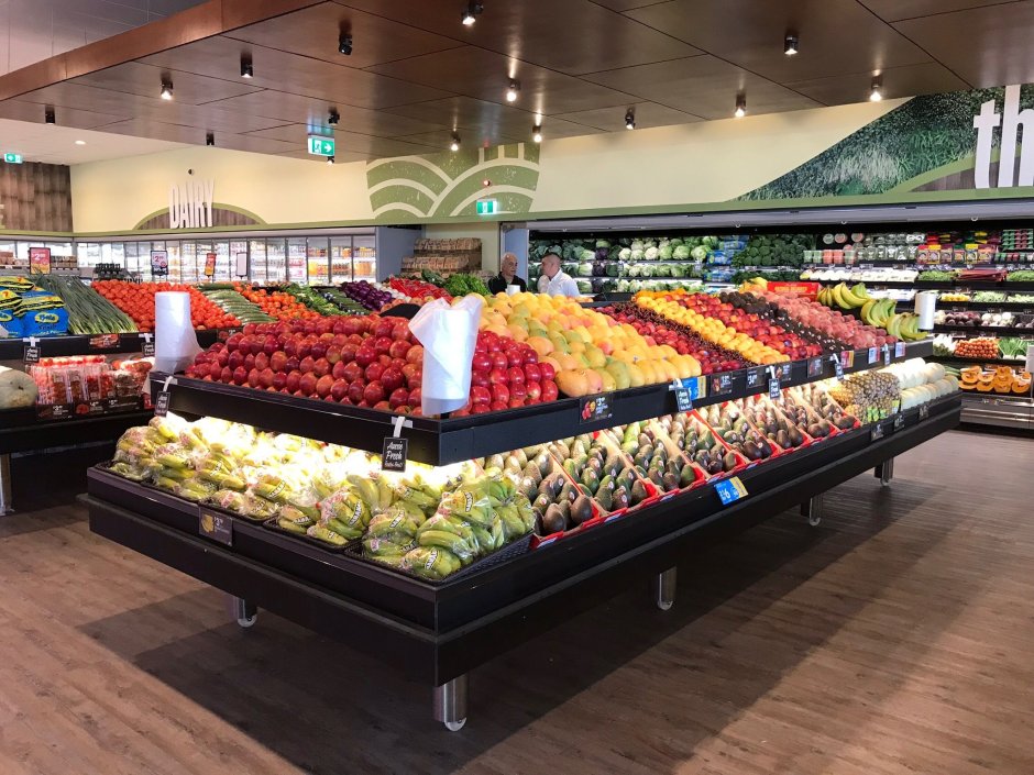 Выкладка овощей и фруктов в ларьке