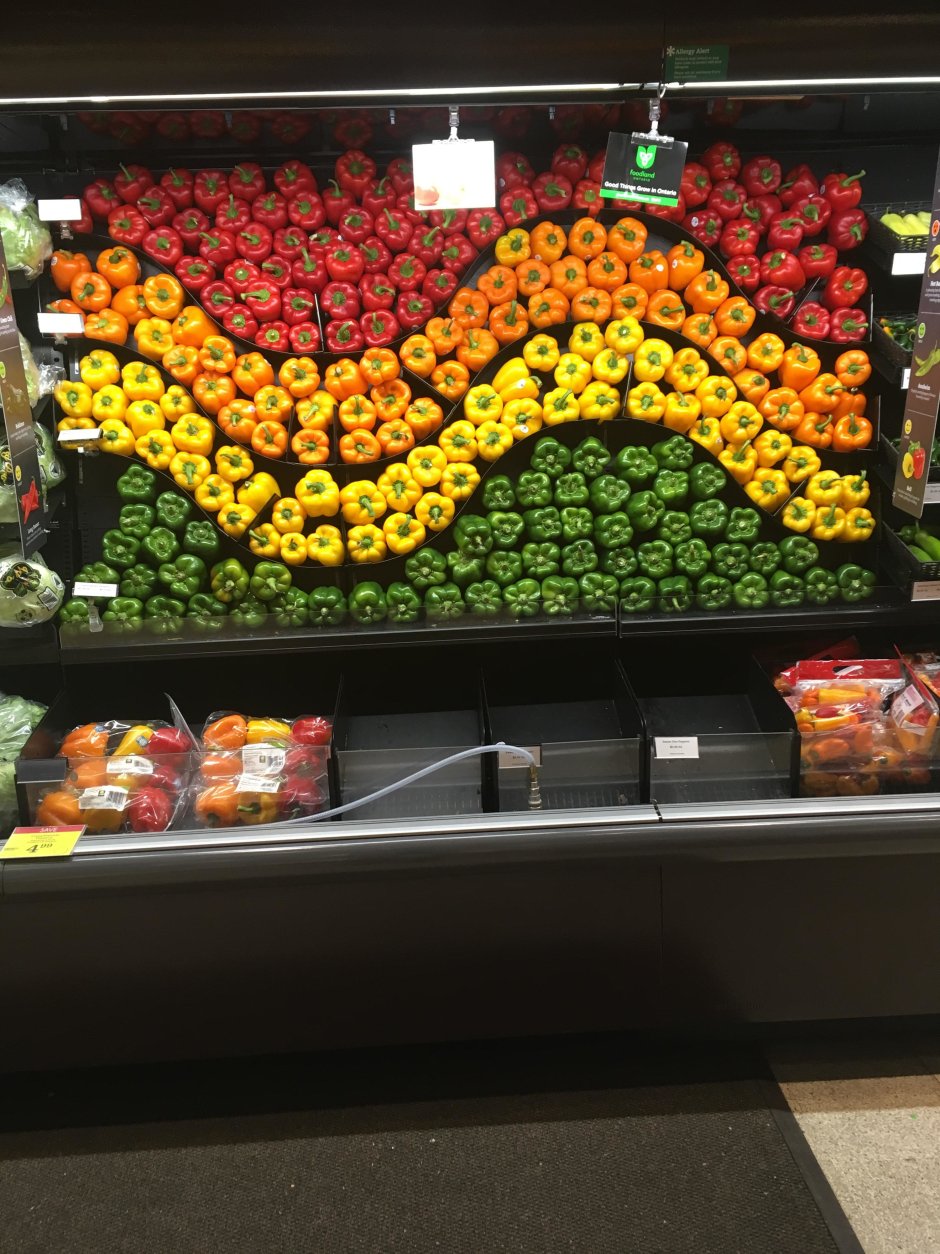 Выкладка фруктов в магазине