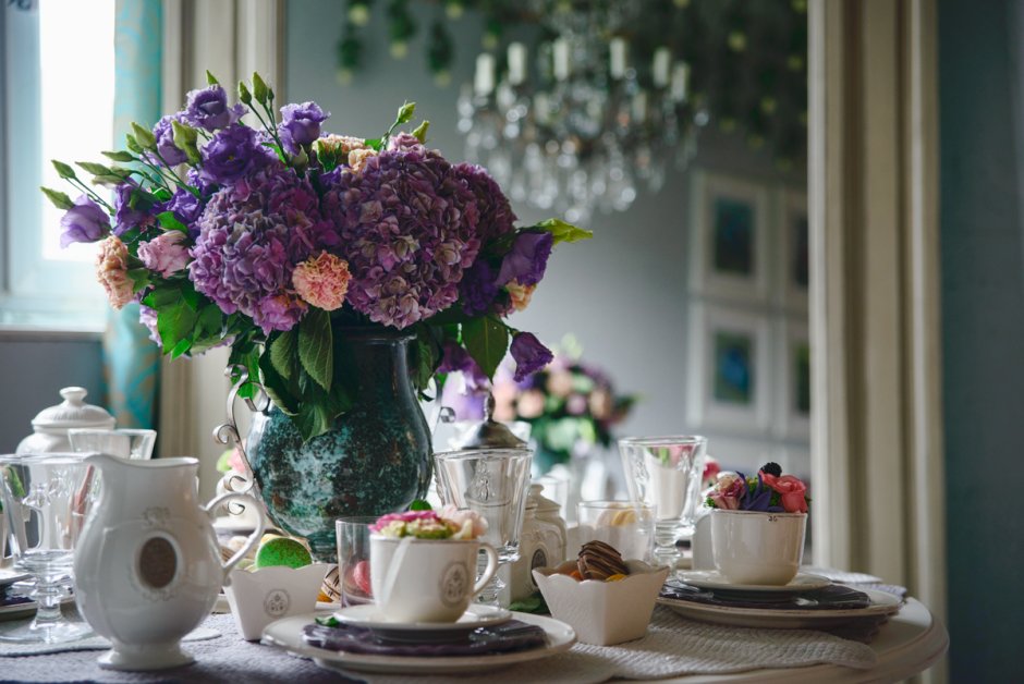 Сенполия узамбарская фиалка на подоконнике