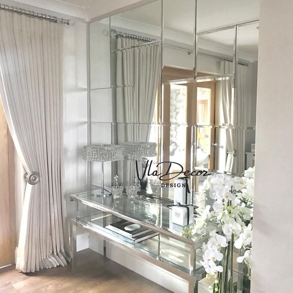 Круглые зеркала в интерьере кафе