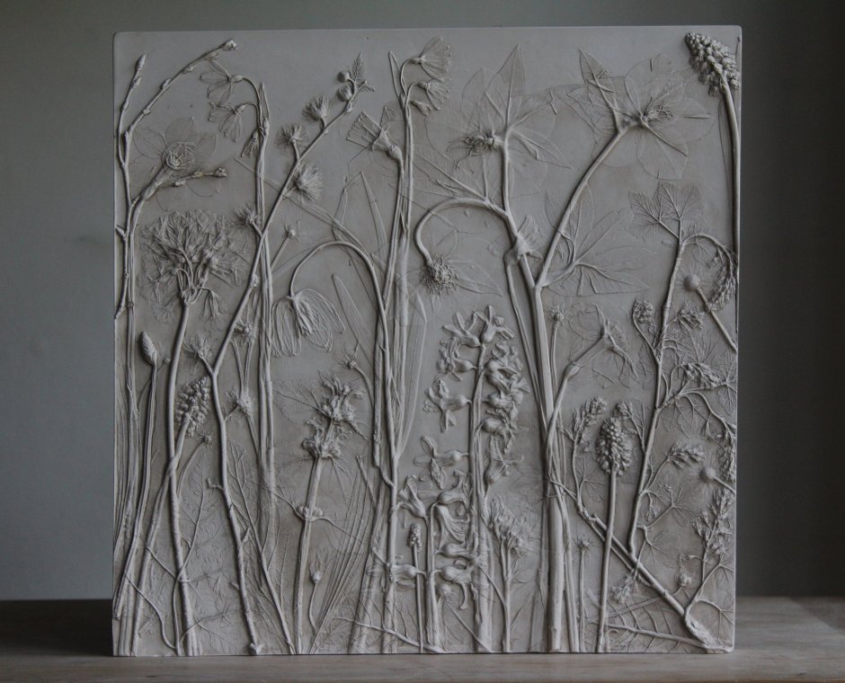 Барельеф на стене кухни