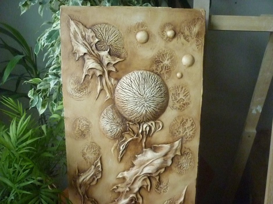 Ботанический барельеф с лилиями