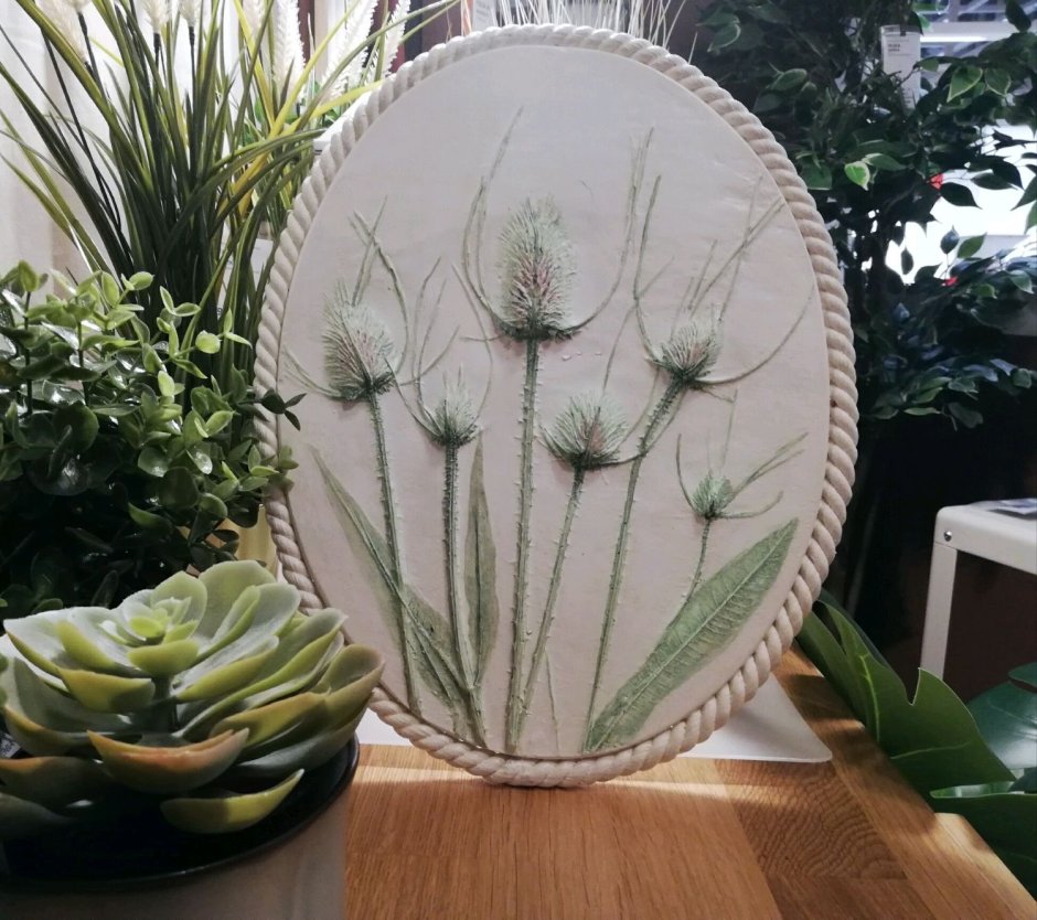 Цветы из шпаклевки на стене