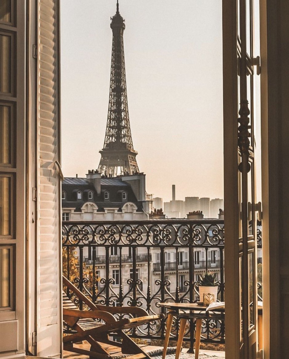 Кровать у окна в Париже