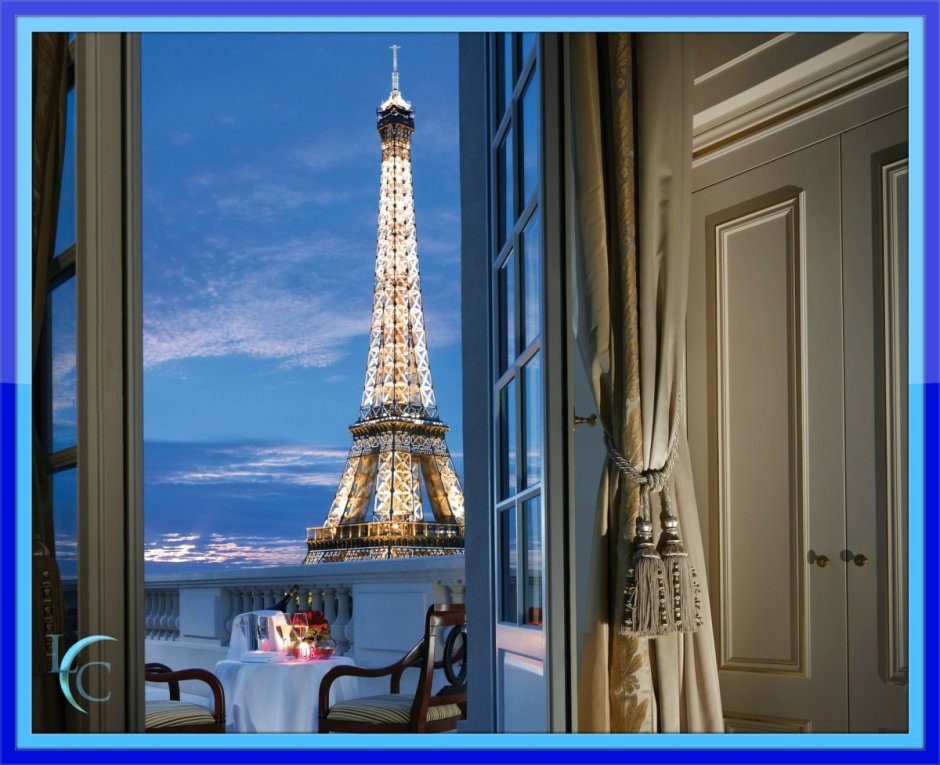 Вид Эйфелевой башни из окна