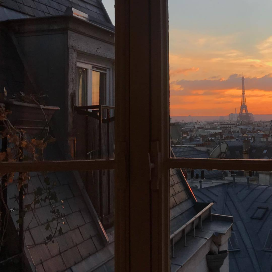 Окно с видом на Эйфелеву башню