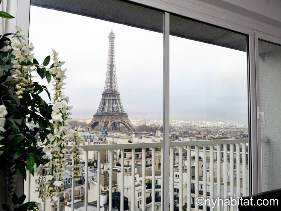 Вид на Эйфелеву башню