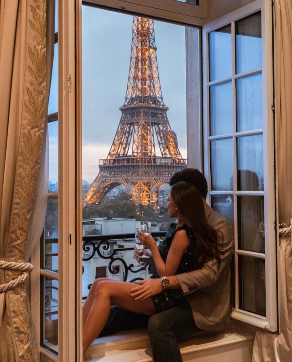 Кафе на Эйфелевой башне в Париже