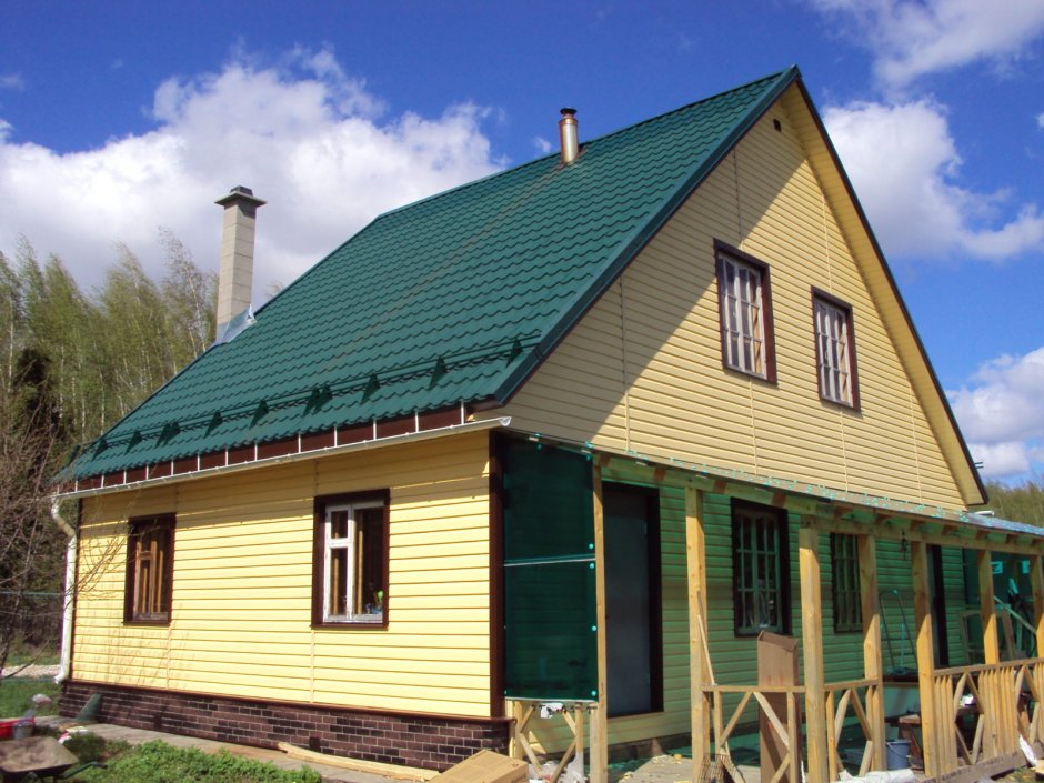 Отделка домов с зеленой крышей