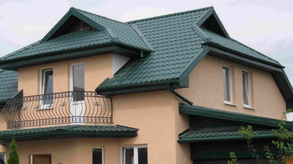 Фасад с зеленой крышей