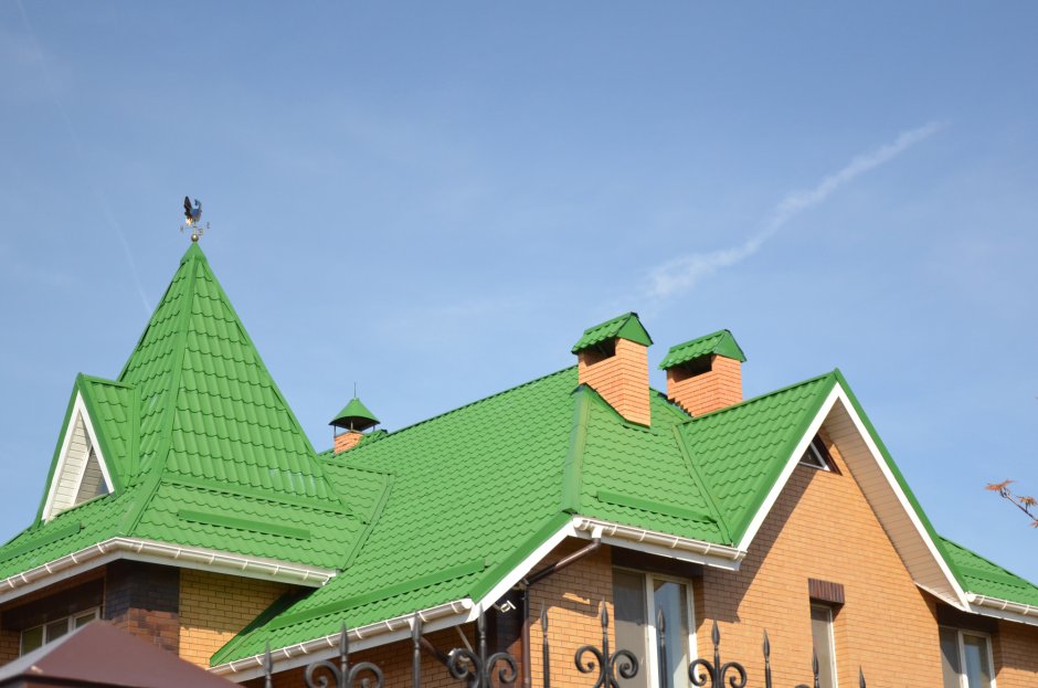 Бежевый дом с зеленой крышей