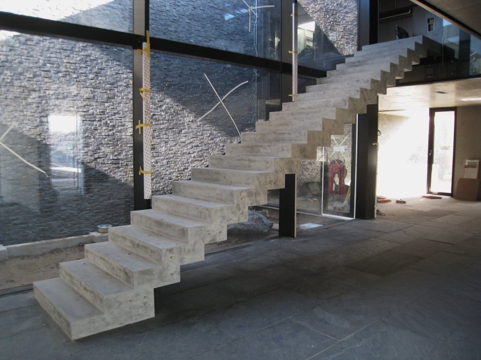 Современная лестница из бетона
