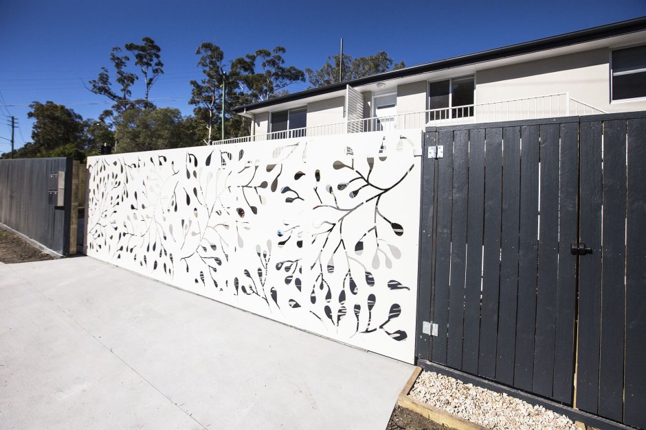 Фиолетовый забор