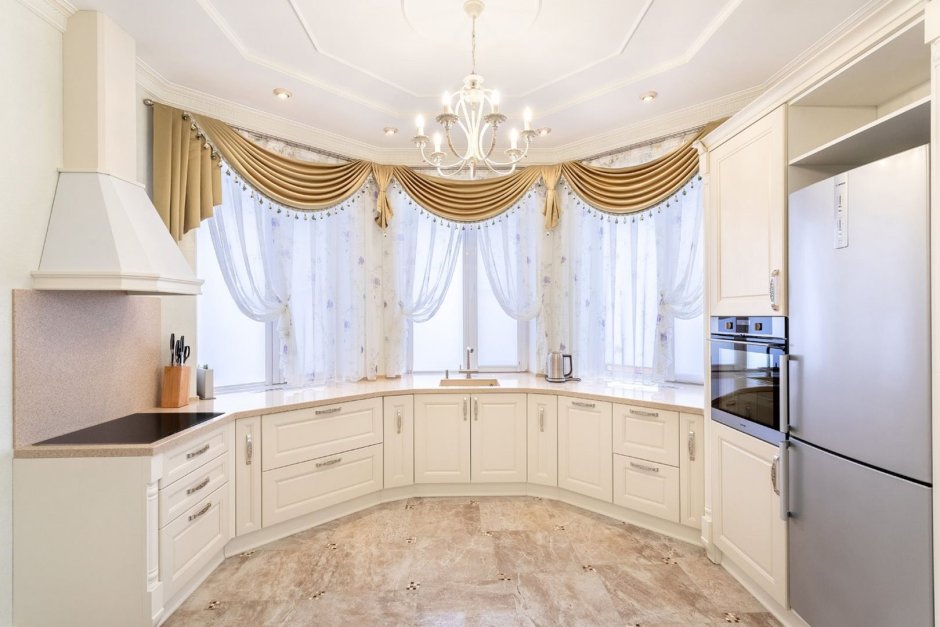 Кухня с окном в частном доме