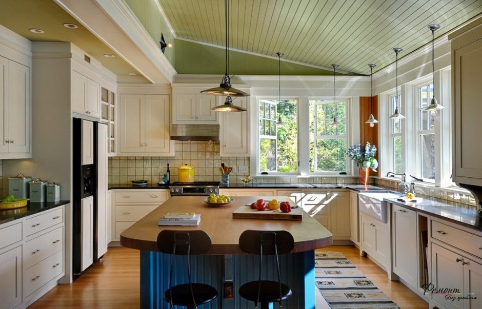 Кухня в классическом стиле в доме