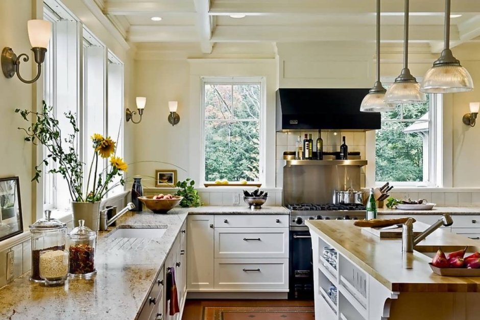 Кухня в доме с окном