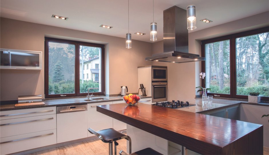 Планировка кухни с окном