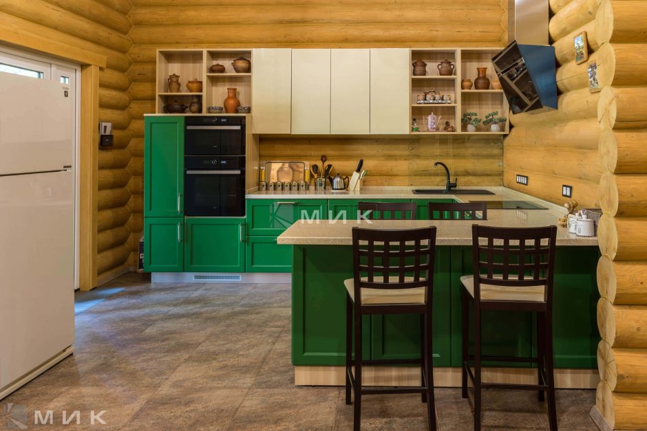 Изумрудная кухня в деревянном доме