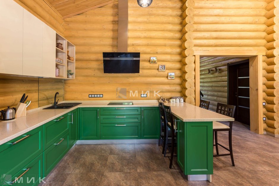 Зеленая кухня в деревянном доме