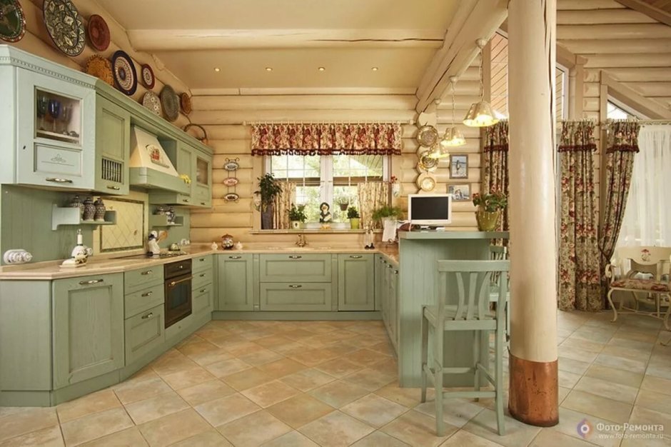 Салатовая кухня в загородном доме