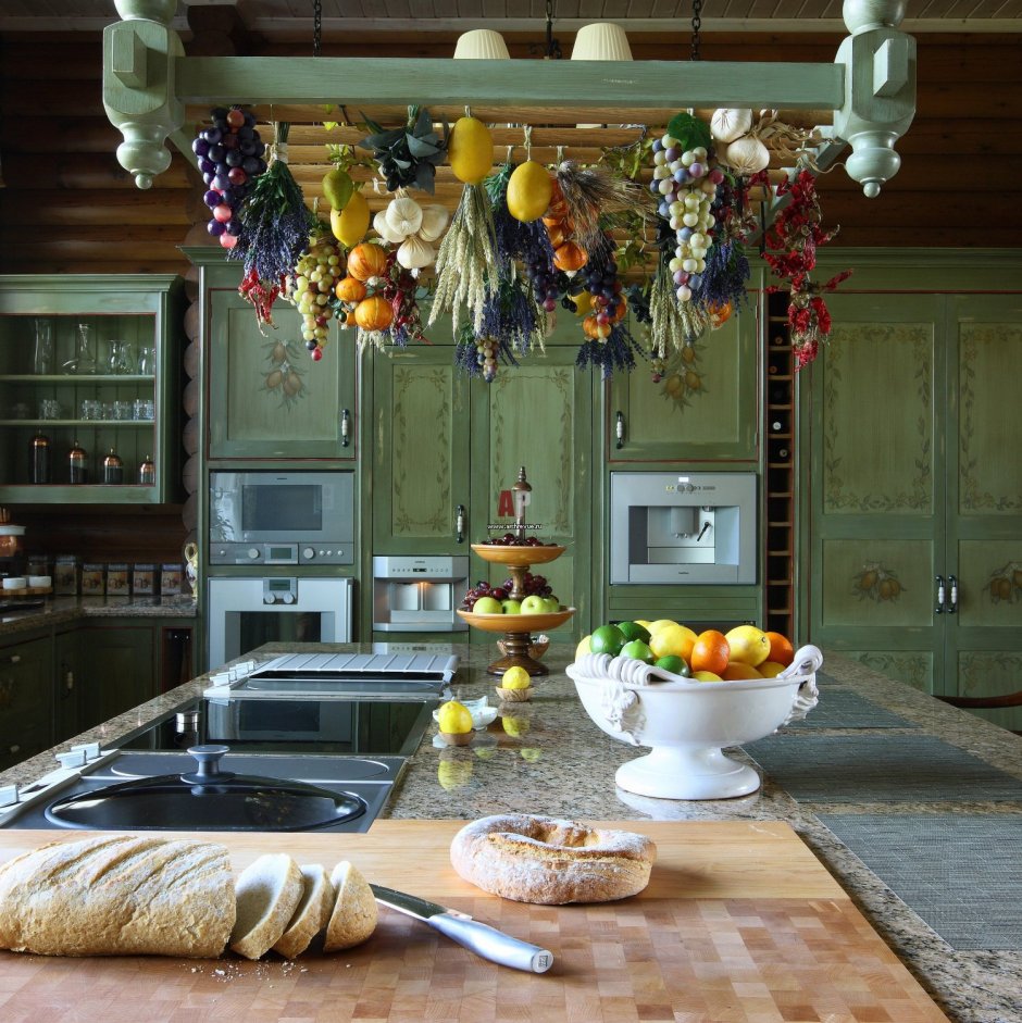Фисташковая кухня в деревянном доме