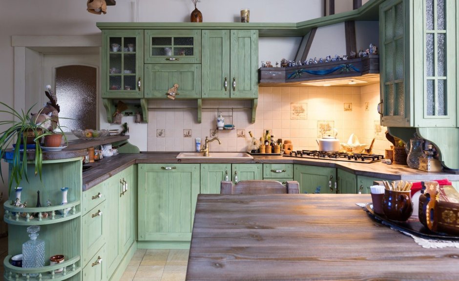 Темно зеленая кухня