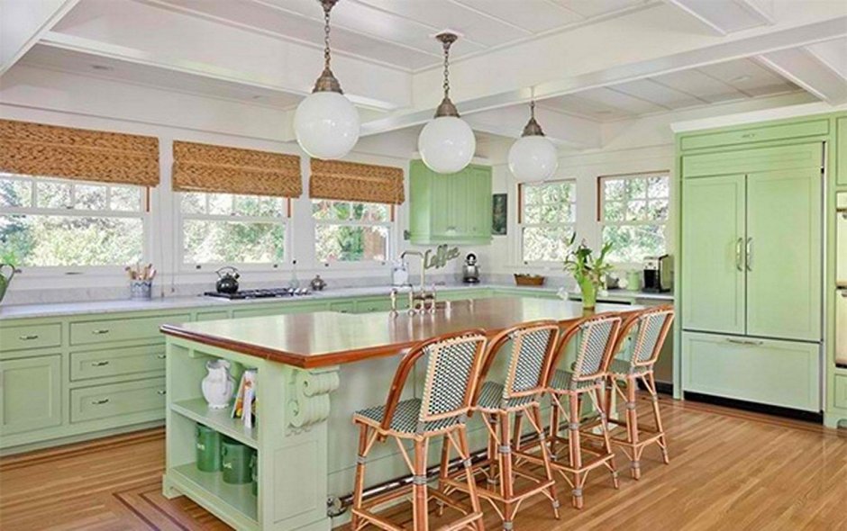 Бело зеленая кухня в стиле Прованс