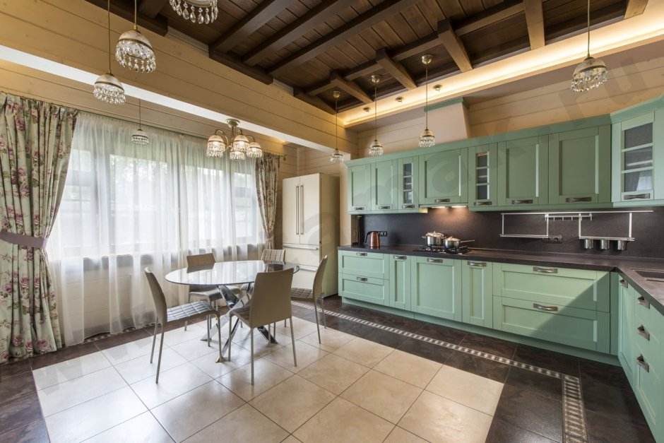 Зеленая кухня в доме из бруса