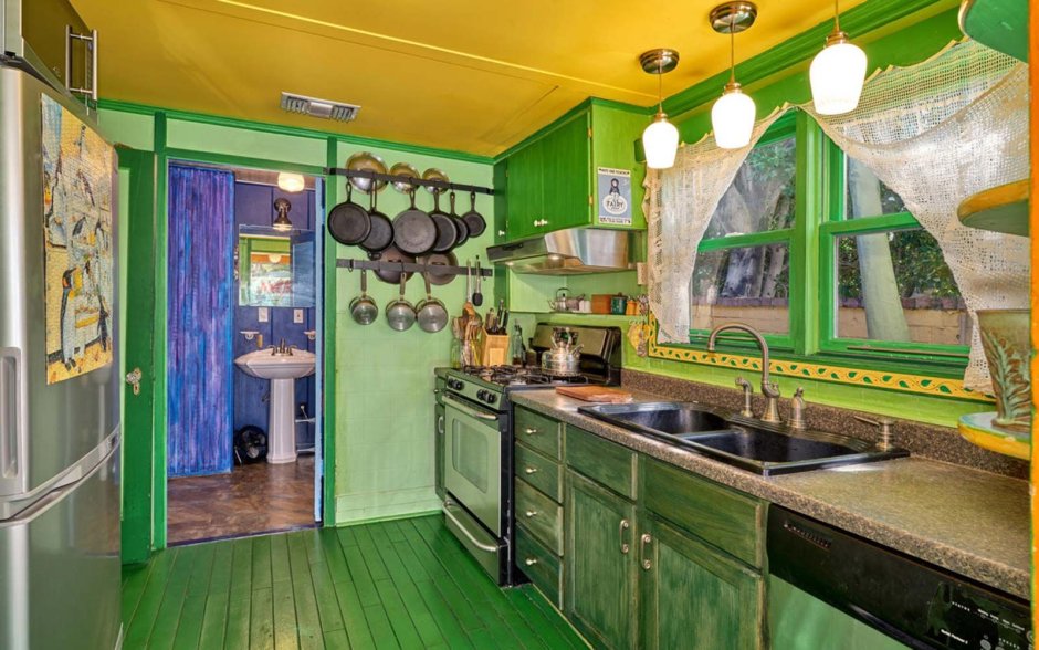 Кухня в доме из бревна