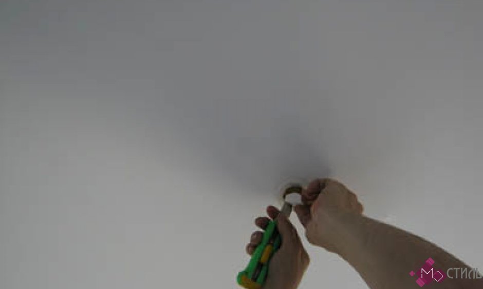 Заплатка на натяжной потолок