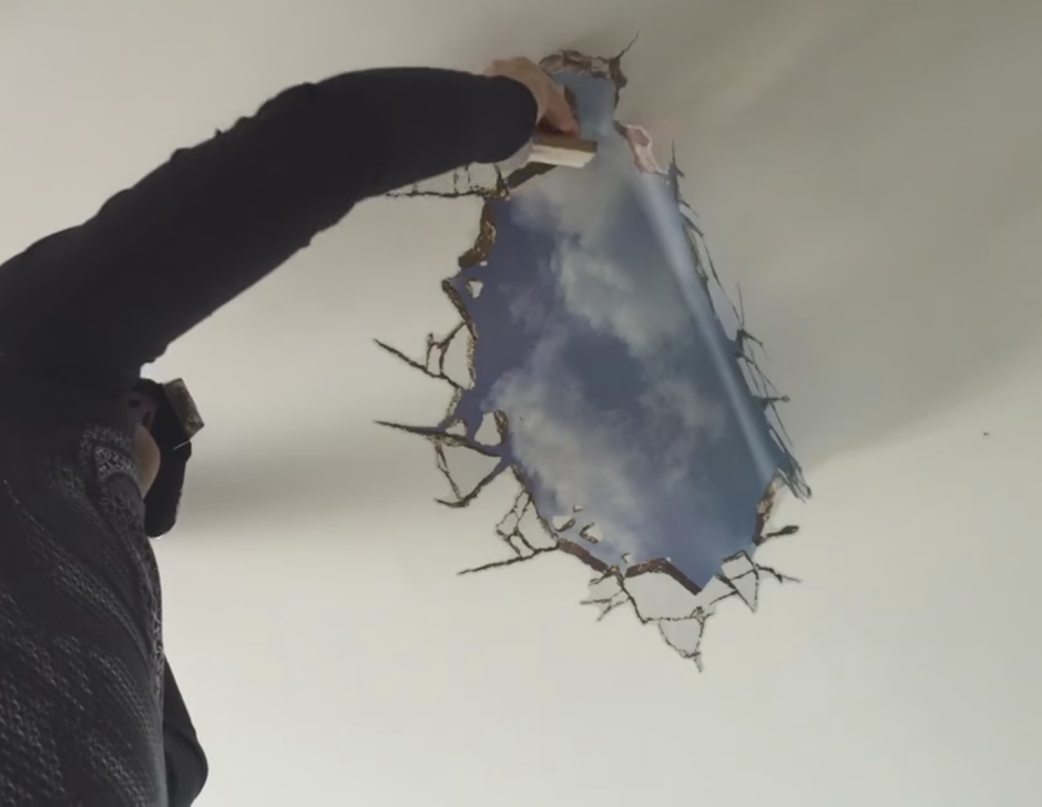 Заплатка на натяжной потолок