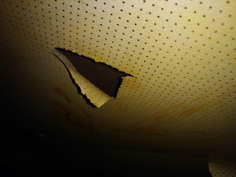 Порванный натяжной потолок