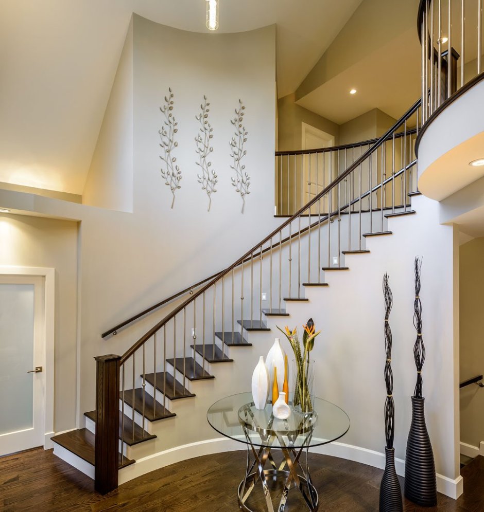 Интерьер лестничного пролета в частном доме