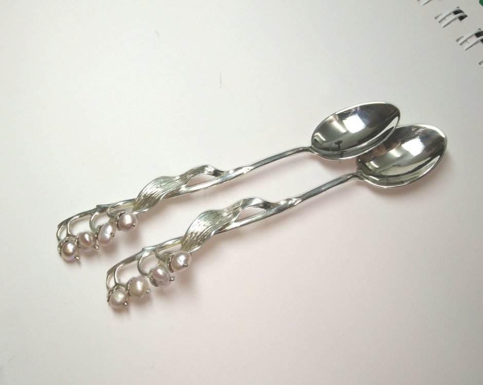 Столовые приборы на столе