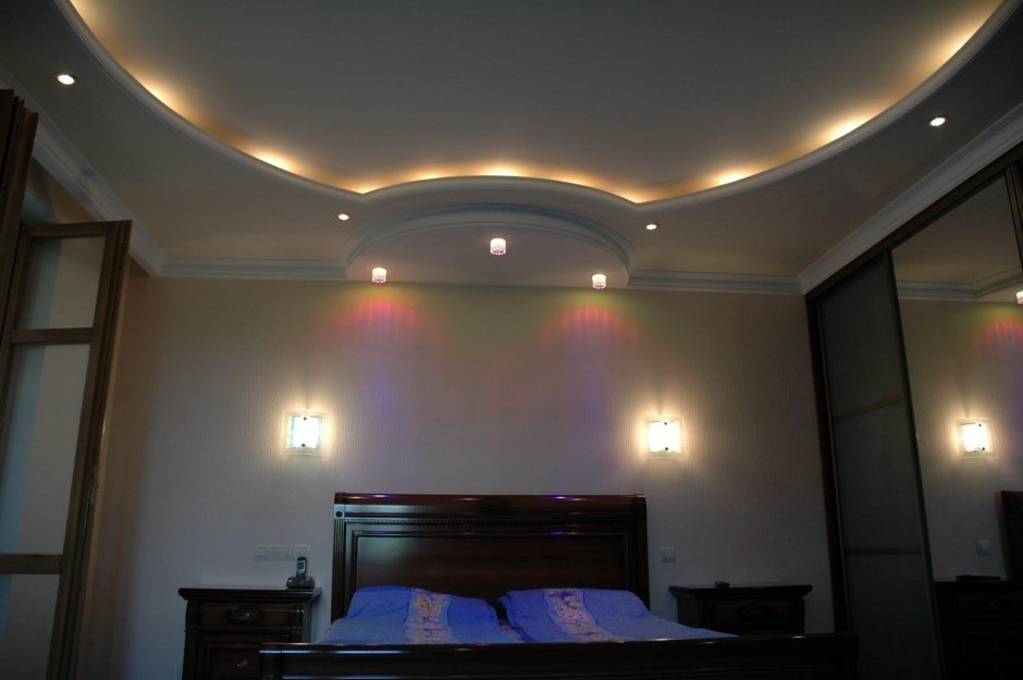 Натяжные потолки с подсветкой в спальню