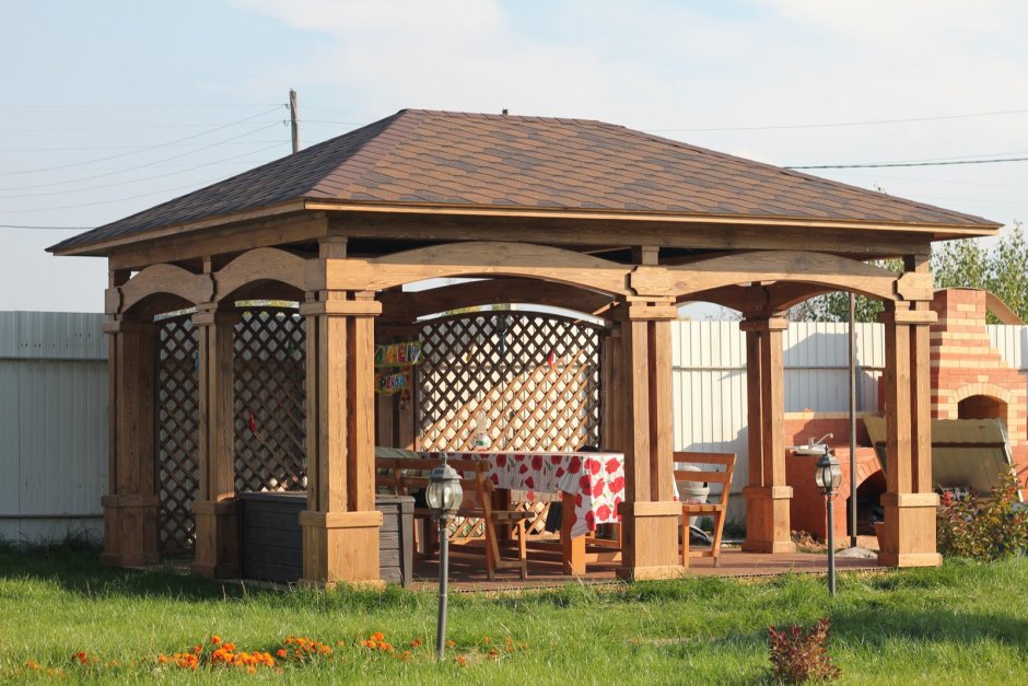 Беседка из камня и дерева