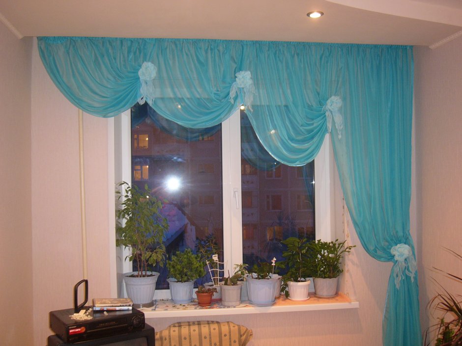 Асимметричные шторы для кухни