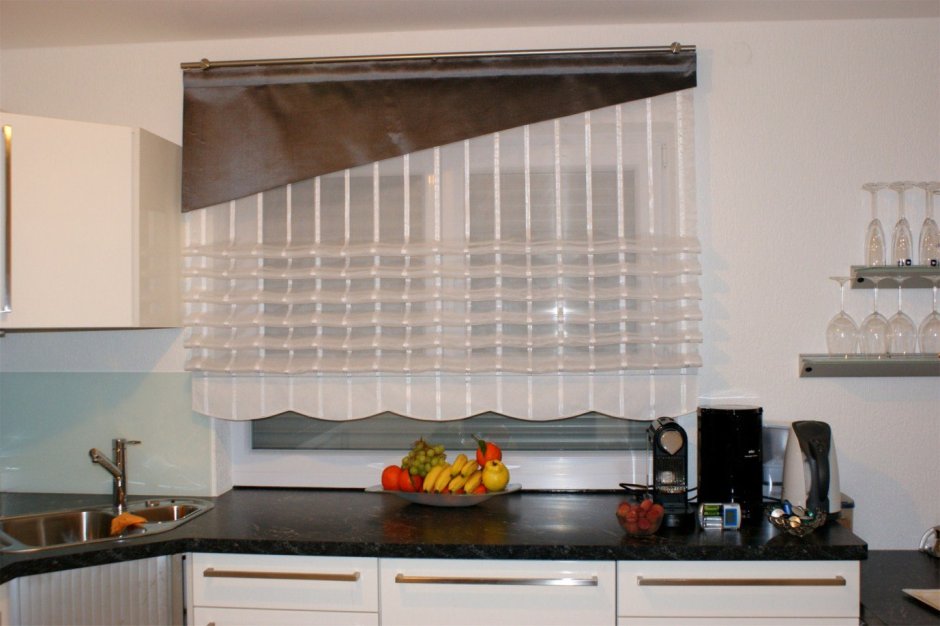 Асимметричные шторы для кухни