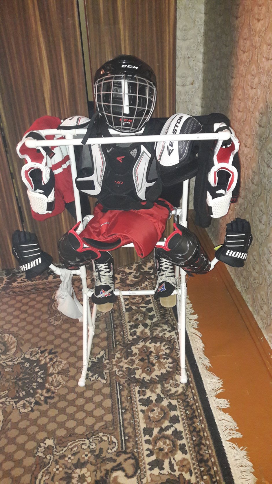 Крючок для хоккейной вешалки