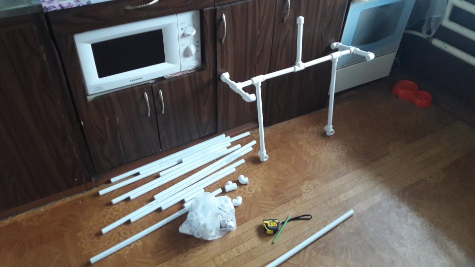 Вешалка напольная для одежды из пластиковых труб